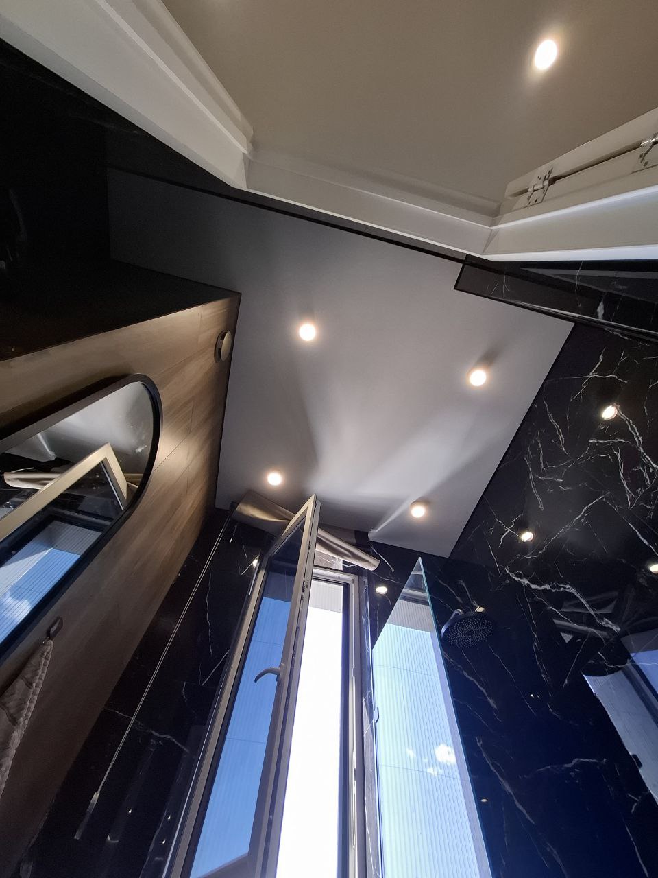 Кейс Е899 Aqua: парящий профиль, магнитные треки и ниша SLOTT под проектор - фото 1